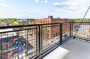 Downtown Ann Arbor 2 King Bed Balcony Apartment